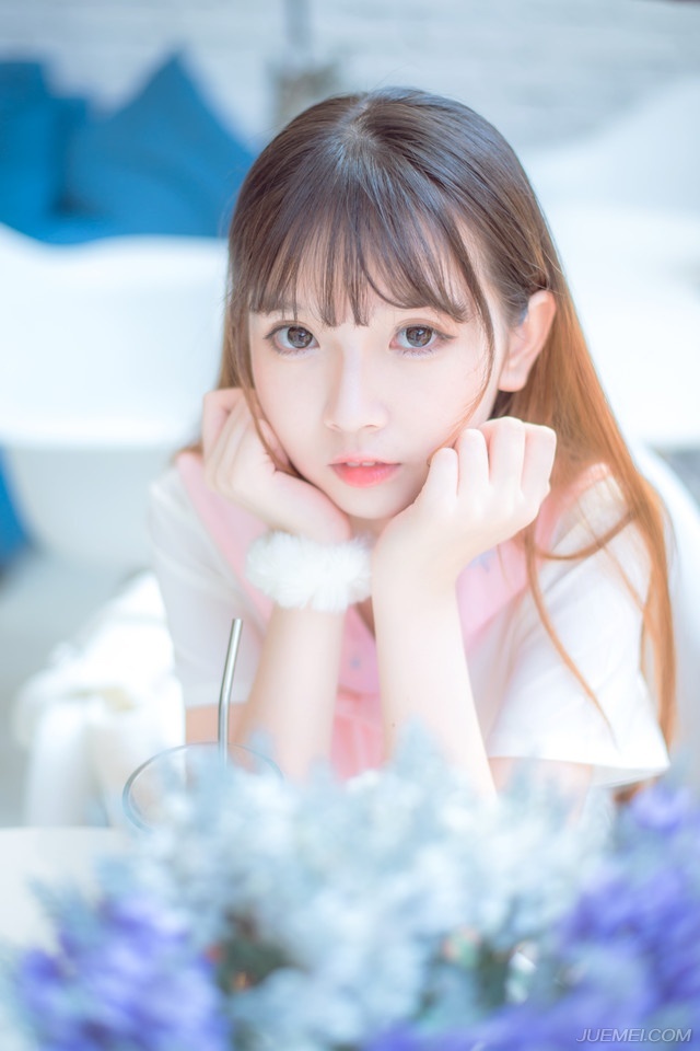 “主公有令，前益州牧刘璋，虽然在任期间，尸位素餐，滋生民怨，但念其乃汉室宗亲，削去其益州牧之职，保留其爵位，令到之日，随骠骑卫返回洛阳，出任尚书令一职，另，前益州守将张任忠肝义胆，忠勇有加，擢升为荡寇将军，领益州兵马，辅佐少主，保卫益州。”说完，雄阔海从一名骠骑卫手中接过一枚将印，扭头看向众人：“谁是张任，上前接印！”